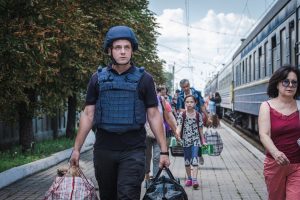 Співробітники Служби порятунку продовжують допомагати населенню під час евакуації за межі Донецької області