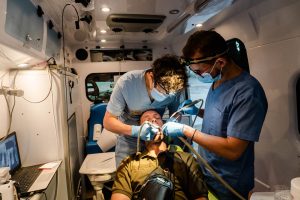 Львівські стоматологи-волонтери завітали до слов’янських гвардійців