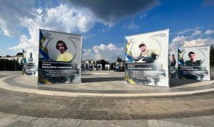 У Краматорську встановили конструкції, на яких зображені краматорці, які загинули на війні