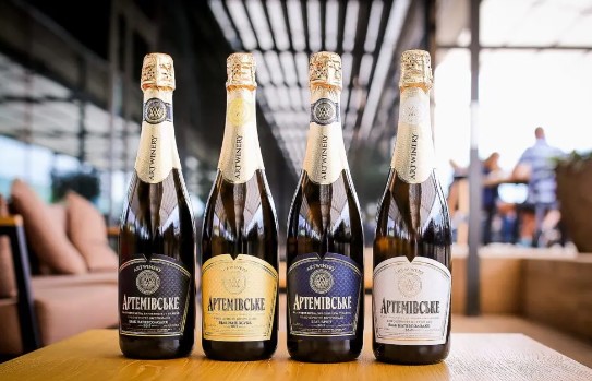 Artwinery присвятить нову колекцію ігристих вин українським містам, гроші від продажу підуть на благодійність: коли чекати