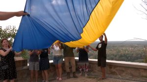 У Святогірську на Донеччині волонтери встановили синьо-жовтий стяг до Дня Державного прапора України