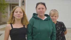 Після реабілітації мати й донька, які втратили ноги через обстріл вокзалу у Краматорську, повертаються до України