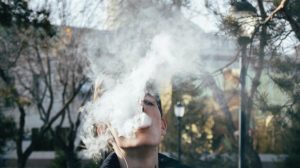 Буде перевірятись вік відвідувачів: у Кабміні ухвалили рішення щодо продажу електронних сигарет