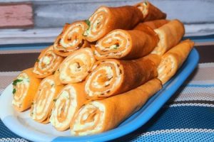 Томатні млинці з начинкою: простий рецепт