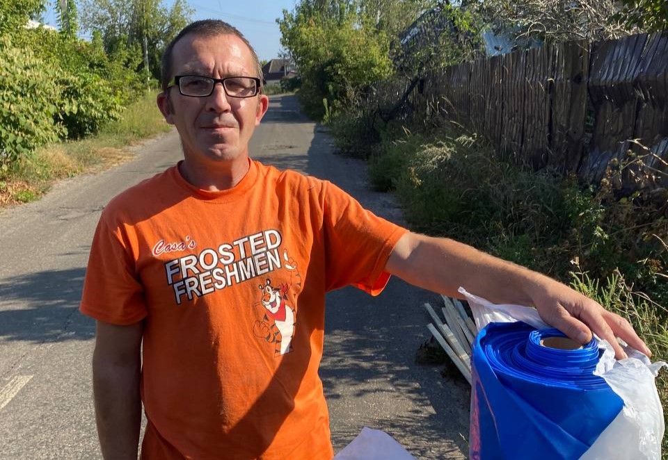 Жителям с. Щурове видали будівельні матеріали, щоб накрити пошкоджені дахи