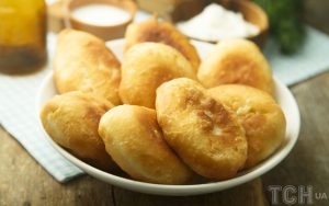 Ліниві пиріжки з шинкою та сиром на сковороді: дуже простий рецепт