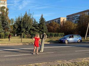 Селфі в червоній сукні біля уламку ракети: що кажуть в поліції