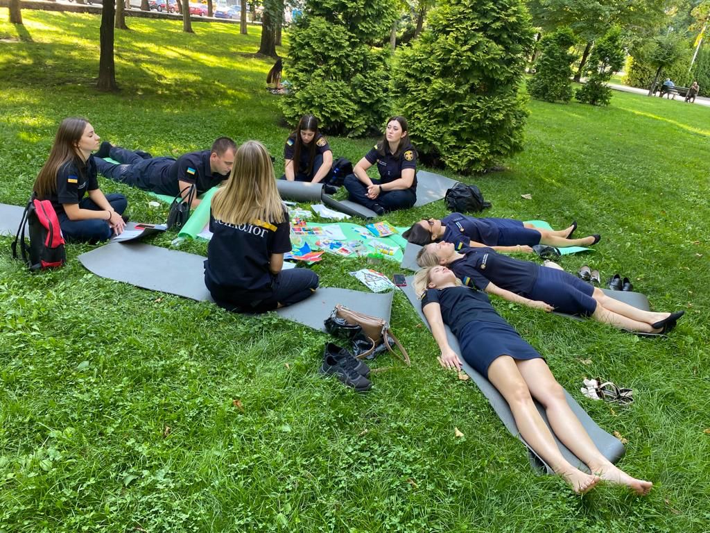 Психологи Головного управління провели заняття, спрямоване на ознайомлення з методами релаксації серед інспекторів ДСНС