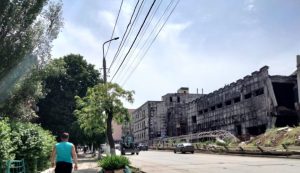 Банки не забиратимуть гроші на виживання, а знесені будинки фіксуватимуть із космосу: важливі законодавчі зміни для переселенців Донеччини й Луганщини