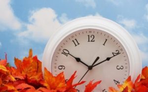 Українцям розповіли, чи переводитимуть в Україні годинник на “зимовий час”
