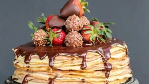 Млинцевий торт зі смаком шоколадного пломбіру у вигляді троянди