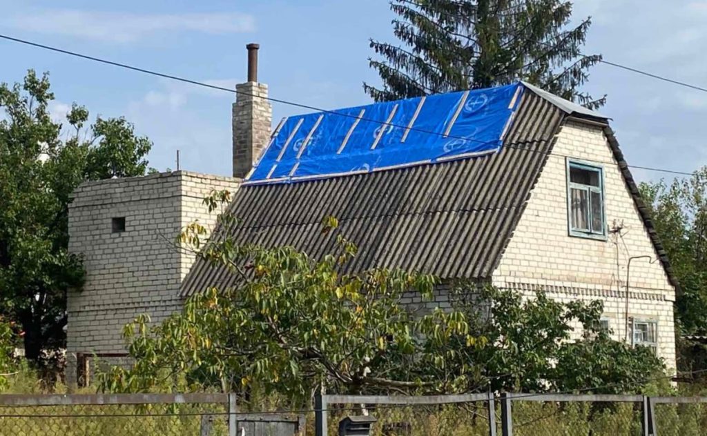 Дахи не течуть: жителі Щурового показали, як використали брезент та рейки від волонтерів