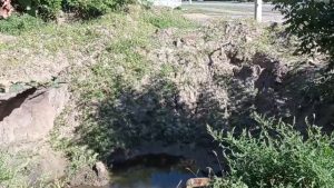 Майже 2 місяці у Слов’янську залишається відкритою яма після ремонту пориву (відео)