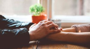 Труднощі у стосунках з партнером: як зберегти родину під час війни, проживаючи разом або на відстані?