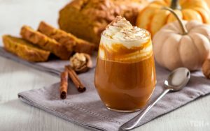 Ароматний гарбузовий лате зі спеціями: простий рецепт осіннього напою