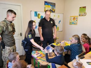 Краматорські поліцейські навчають дітей правилам безпеки у прифронтових регіонах