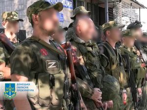 Затримували цивільних та змушували розбирати завали у Лимані –  до 15 років за ґратами заочно засуджено організовану групу пособників російських окупантів