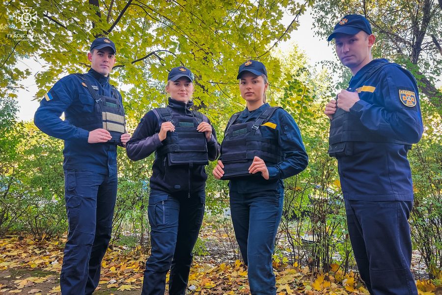 Люди — понад усе… Рятувальники Донеччини отримали 100 бронежилетів від волонтерського обʼєднання ЛОК – Львівський Оборонний Кластер.