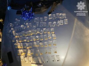 100 пакетиків з, ймовірно, наркотичними речовинами виявили патрульні у Слов’янську