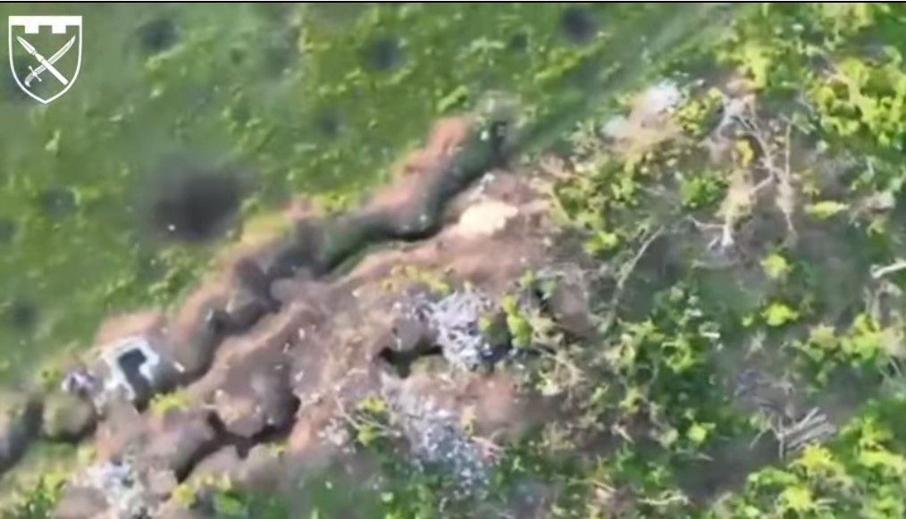 Бійці Краматорського батальйону Донецької ОБр ТрО показали, як кидають з дронів постріли у ворожі окопи (відео)