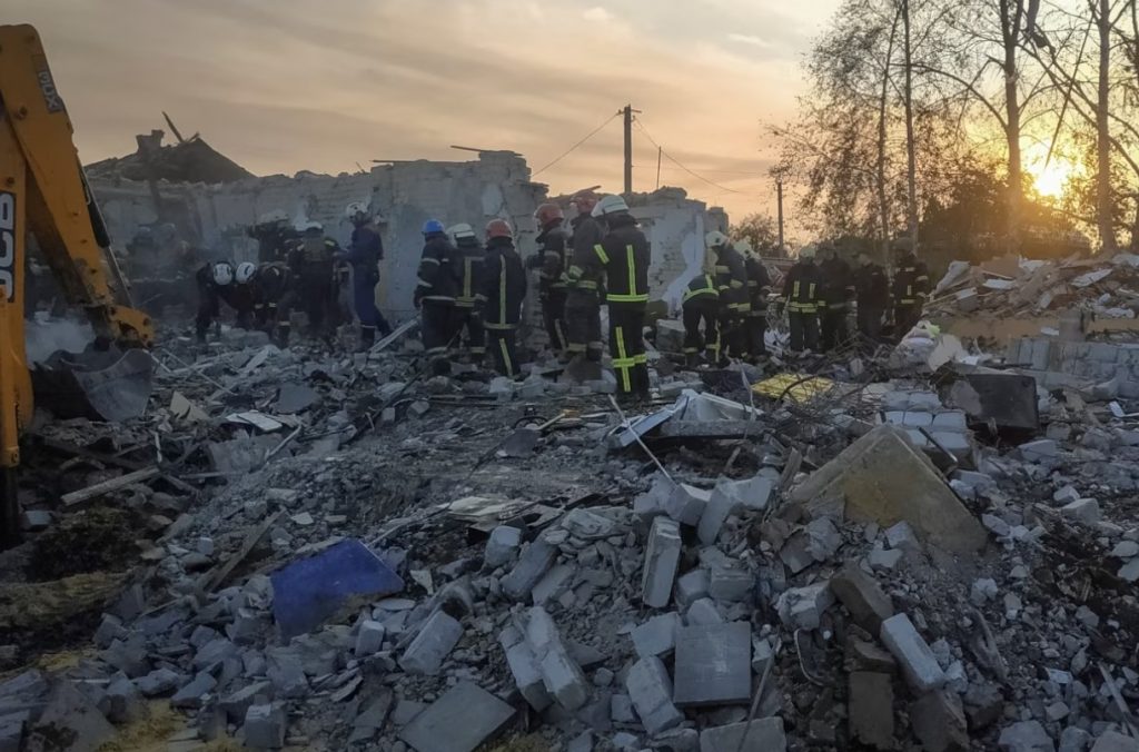 Жертви атаки на Куп’янщині поминали загиблого військового. У прокуратурі не виключають зумисного наведення ракети на заклад