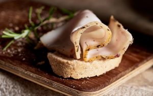 Сало в лушпинні цибулі з чорносливом: оригінальний рецепт