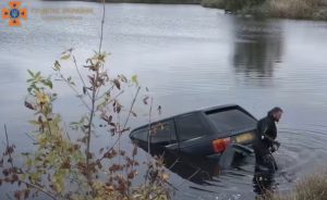 На Донеччині з річки витягли автівку з тілом жінки