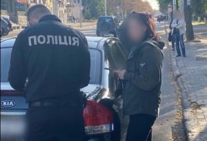 У нетверезої водійки, яку зупинили патрульні, виявили речовину, схожу на наркотичну