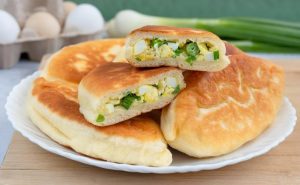 Найсмачніші пиріжки з цибулею і яйцем: звичайний і лінивий рецепти без дріжджів