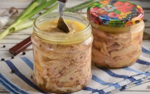 Як зберегти м’ясо без холодильника, якщо не буде електрики: готуємо курячу тушкованку вдома