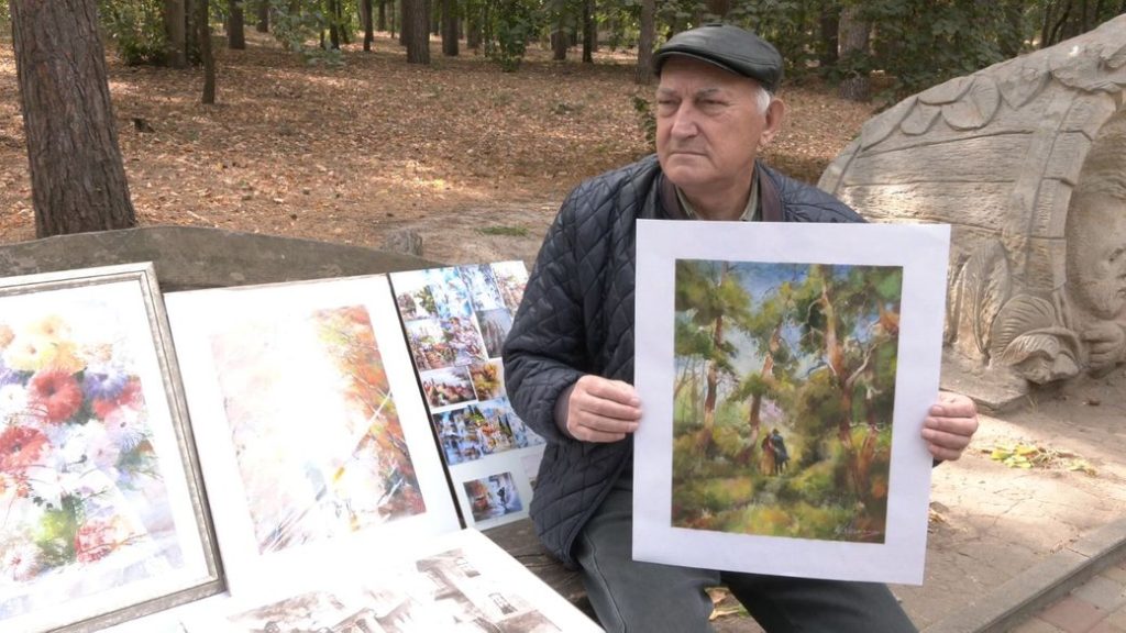 Не малює війну: у міському парку Черкас показує свої роботи Віктор Зелік, художник зі Слов’янська