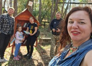 Вулична бібліотека Святогірська поповнюється новими книжками