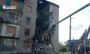 У Слов’янську ліквідують наслідки минулорічного обстрілу по вул. Ярослава Мудрого (фото, відео)