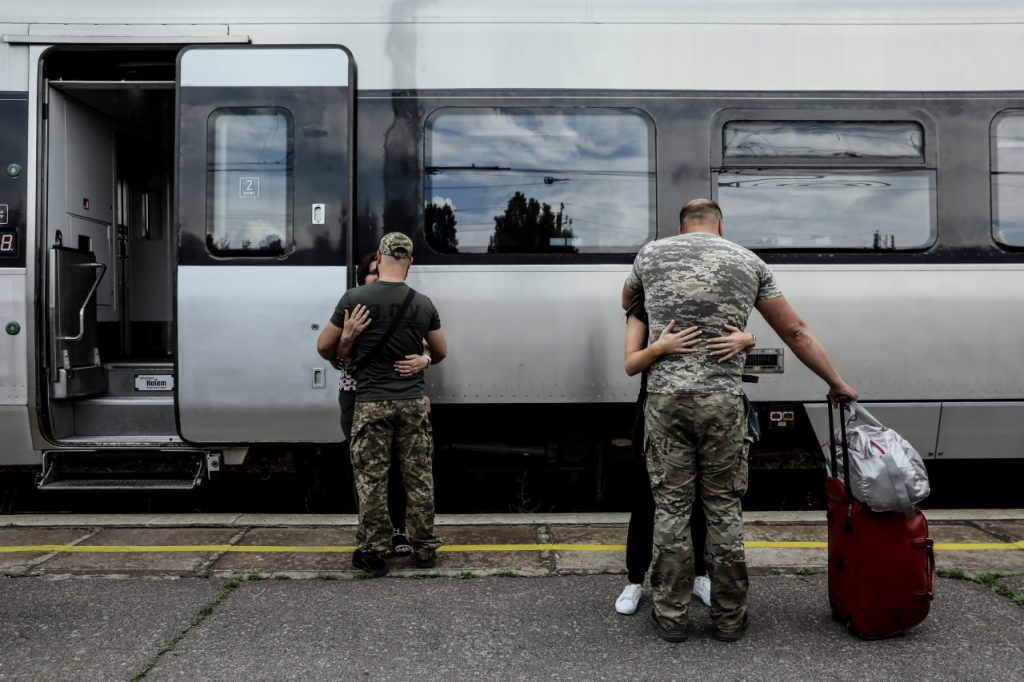 Потяг кохання йде на схід. Як Краматорськ стає місцем сили для військових та їхніх рідних