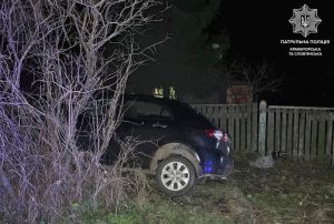 Водій з ознаками спʼяніння не впорався з керуванням та “влетів” у стовп