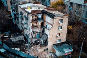 ФОТО: у Слов’янську продовжують розбирати завали багатоповерхівки