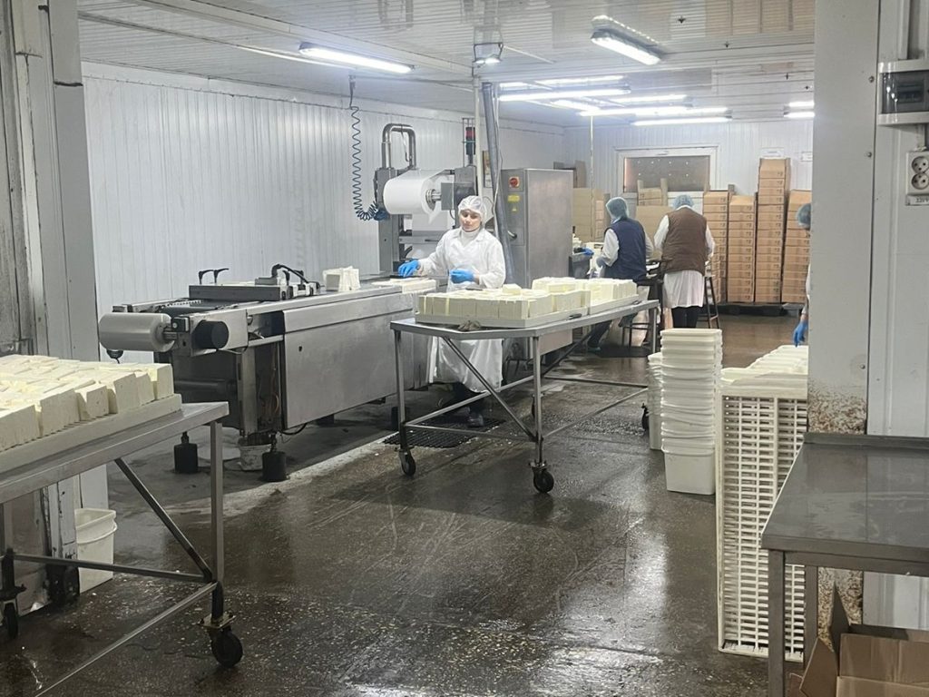 Сироварне підприємство Костянтинівської громади продовжує роботу та виробляє понад 30 тонн продукції в місяць