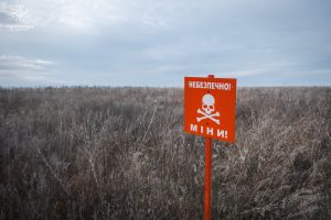 Не дивлячись на складнощі, які завдає негода, піротехніки ДСНС продовжують свою гуманітарну місію з розмінування Донеччини