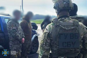 СБУ затримала на Донеччині двох ділків, які хотіли продати криміналітету «трофейну» російську зброю