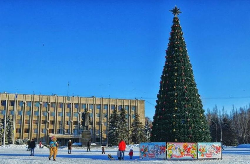 Новорічна ялинка: Краматорськ і Слов’янськ озвучили протилежні погляди