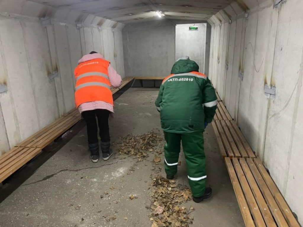 З мобільних укриттів у Краматорську доводиться регулярно прибирати сміття