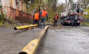У Краматорську триває капітальний ремонт системи газопостачання до пошкодженої внаслідок обстрілу багатоповерхівки