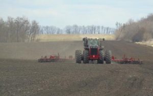 Сільгоспвиробники Донеччини продовжують сівбу озимих під урожай 2024 року