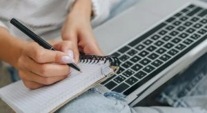 Підприємці, які перевезли бізнес у тилові регіони України, можуть отримати гроші на його відновлення: як подати заявку