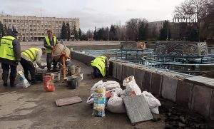 Запитань більше ніж відповідей: у Слов’янську знову ремонтують фонтан (фото)
