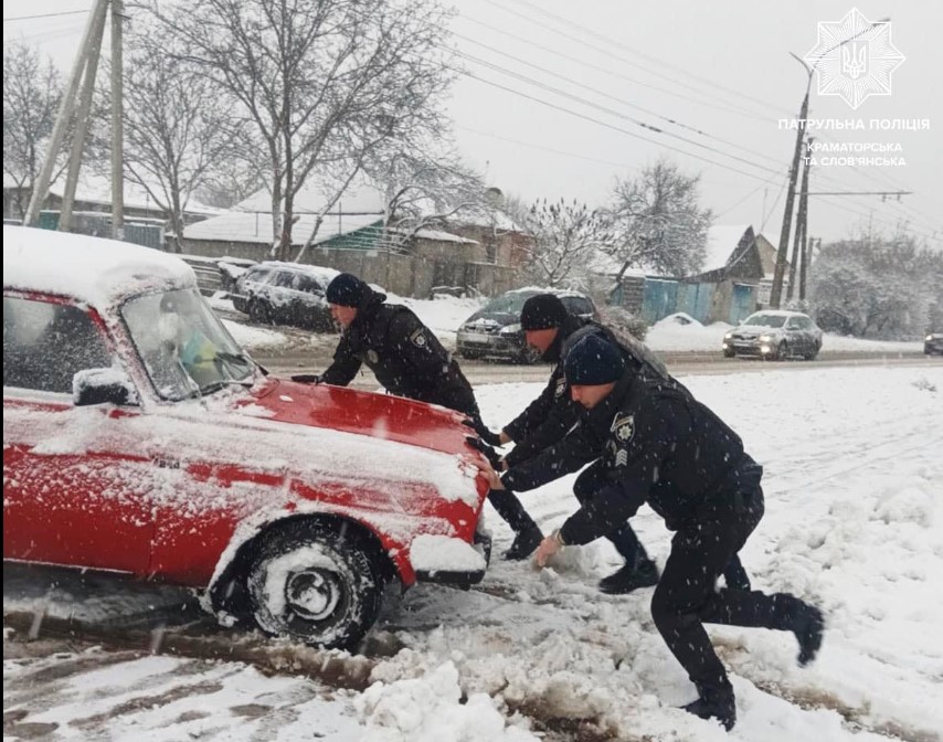 У Слов’янську патрульні допомогли керманичу вибратися зі снігової пастки