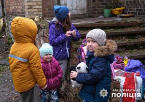П’ятьох маленьких дітей евакуювали «білі янголи» зі Щербинівки