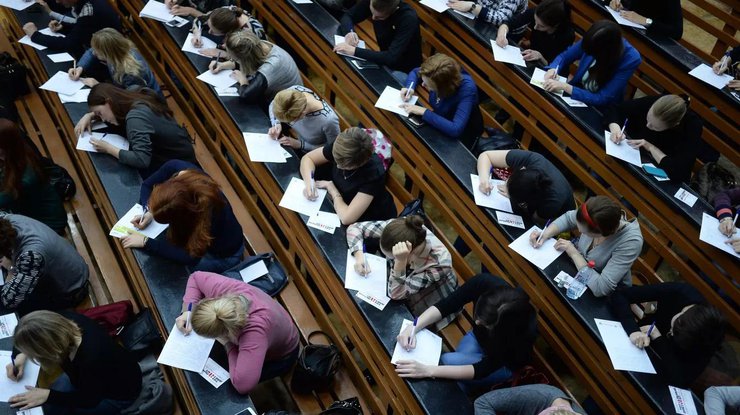 Студентам, які перебувають за кордоном, скасують стипендії – Міносвіти