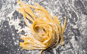 Домашня яєчна локшина: чудове доповнення до бульйону
