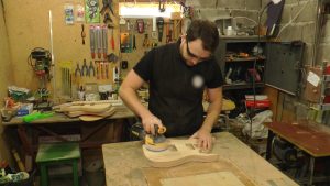 Майстер з Краматорська виготовляє електрогітари у Дніпрі: історія власної справи переселенця